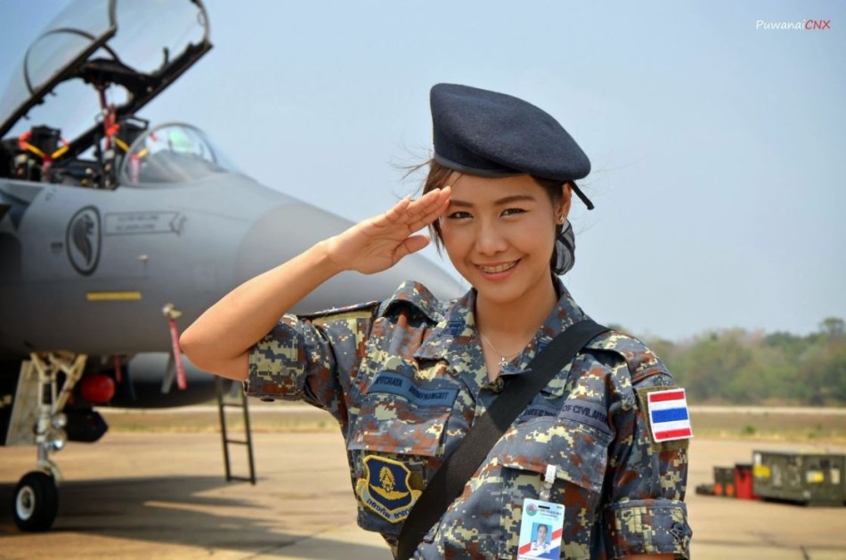 米･新･タイ主力戦闘機合同演習　興を添える美人女子兵士