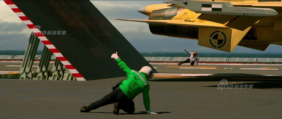 我航母部队宣传大片之：飞鲨滑跃起飞全程猛照