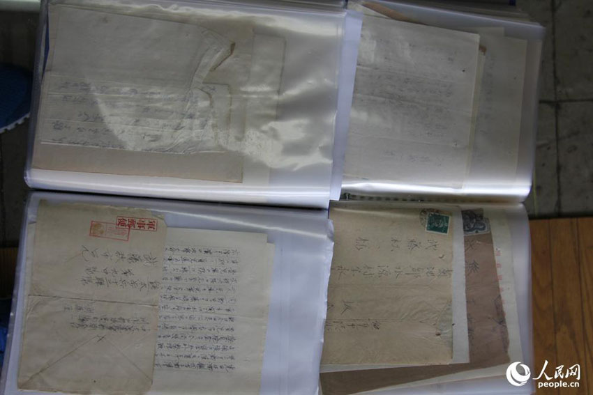田中信幸将父亲交给自己的300多封信件寸放在两个文件夹中。 人民网记者 刘军国摄