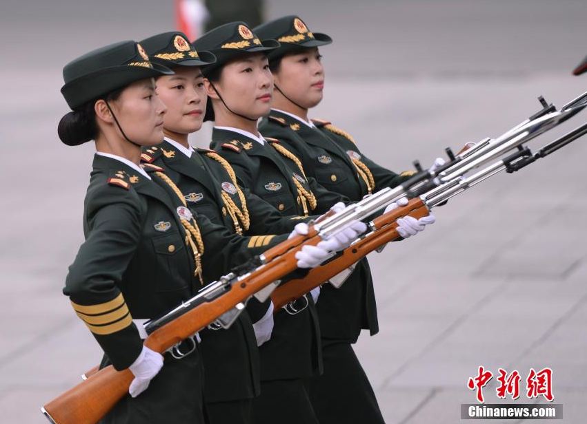中国軍儀仗隊女性兵士、美しい姿を再び見せる_中国網_日本語