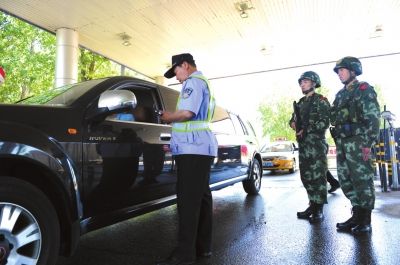 北京武装警察、入京検査所で24時間体制のセキュリティーチェック