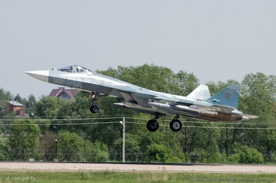 俄罗斯两架T-50同时挂载武器试飞