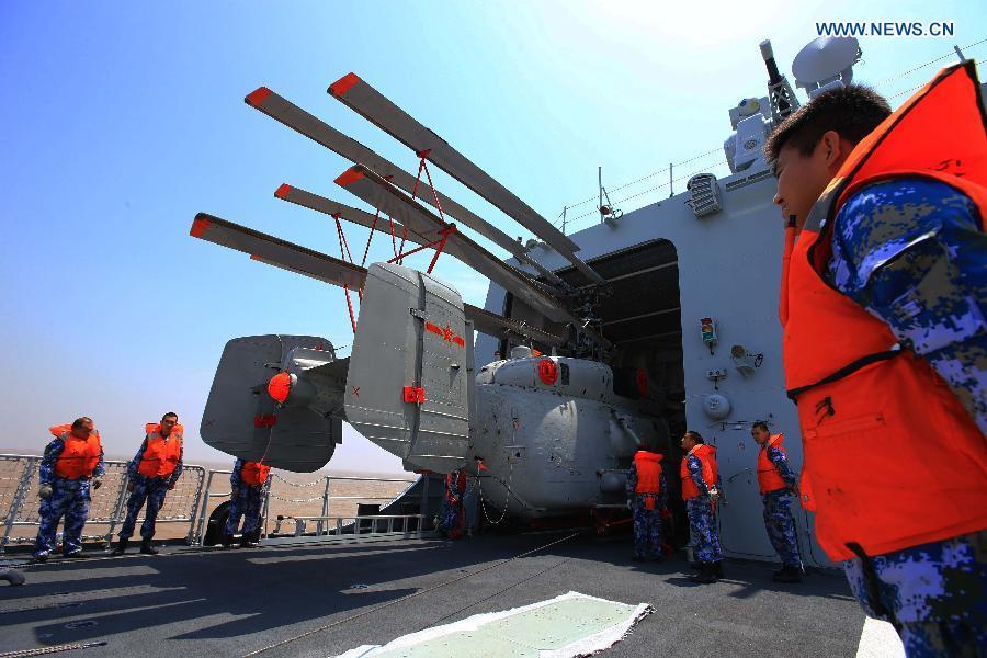 中国海軍の新型「鄭州」艦　Ka-28を搭載して演習に参加