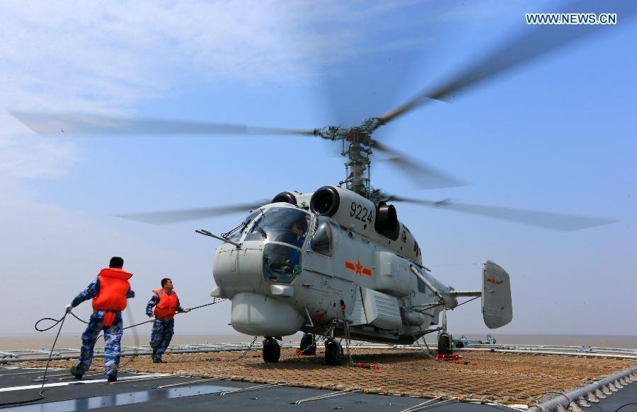 中国海軍の新型「鄭州」艦　Ka-28を搭載して演習に参加