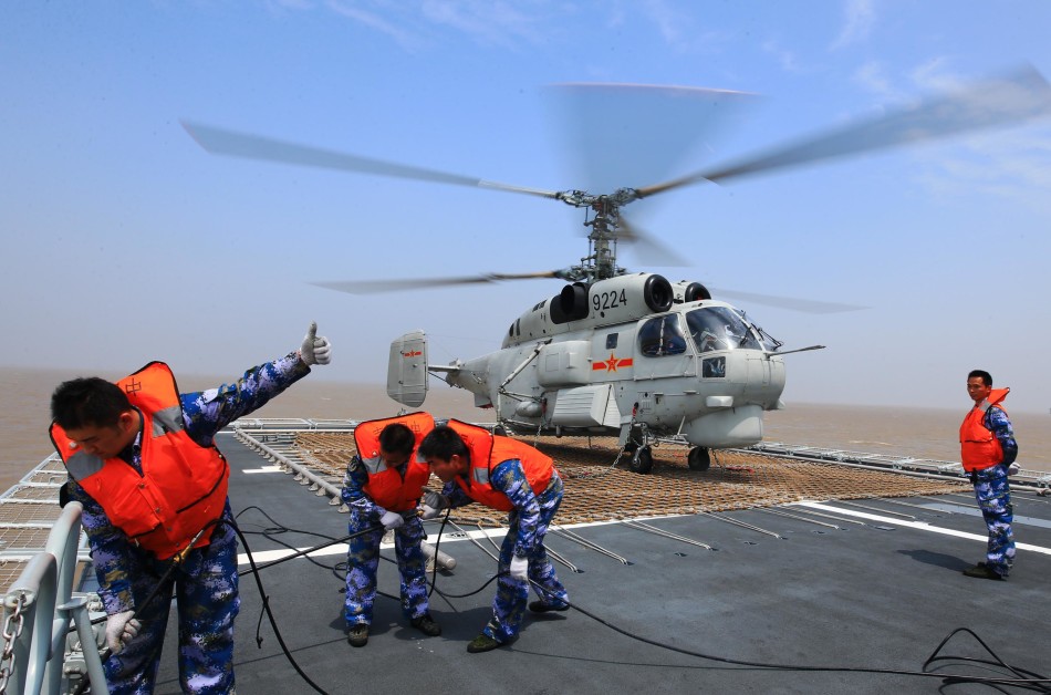 中国海軍の新型「鄭州」艦　Ka-28を搭載して演習に参加