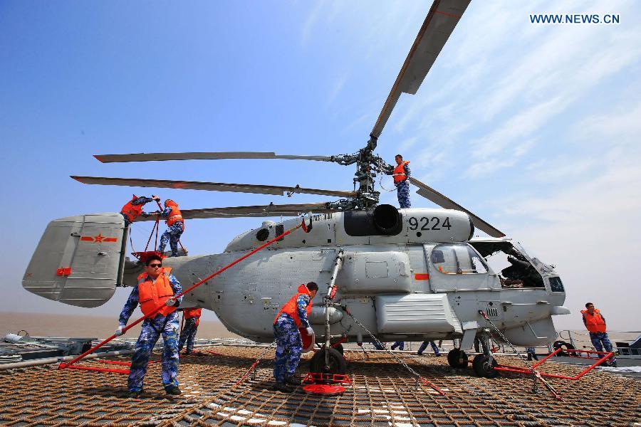 中国海軍の新型「鄭州」艦　Ka-28を搭載して演習に参加