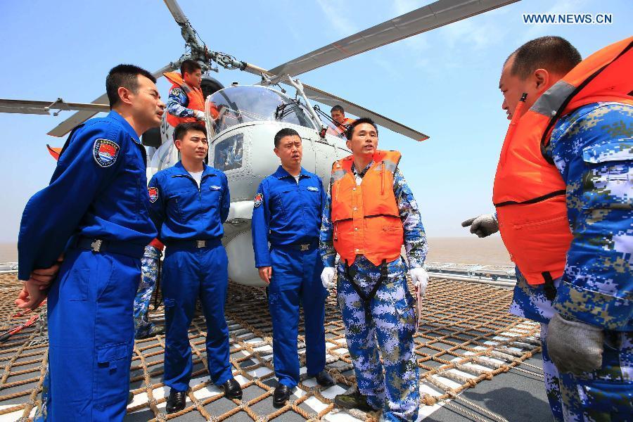 中国海軍の新型「鄭州」艦　Ka-28を搭載して演習に参加