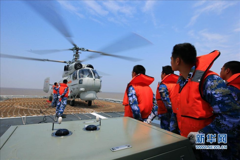 中国海軍の新型「鄭州」艦　Ka-28を搭載して演習に参加