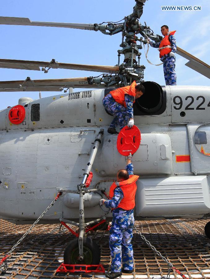 中国海軍の新型「鄭州」艦　Ka-28を搭載して演習に参加