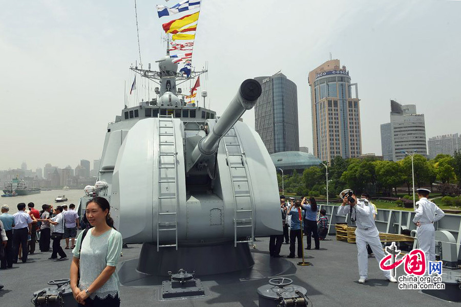 郑州舰和“瓦良格”号巡洋舰向上海市民开放