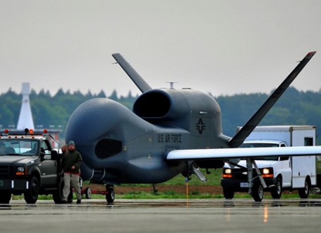 米軍無人機グローバルホークが日本に配備