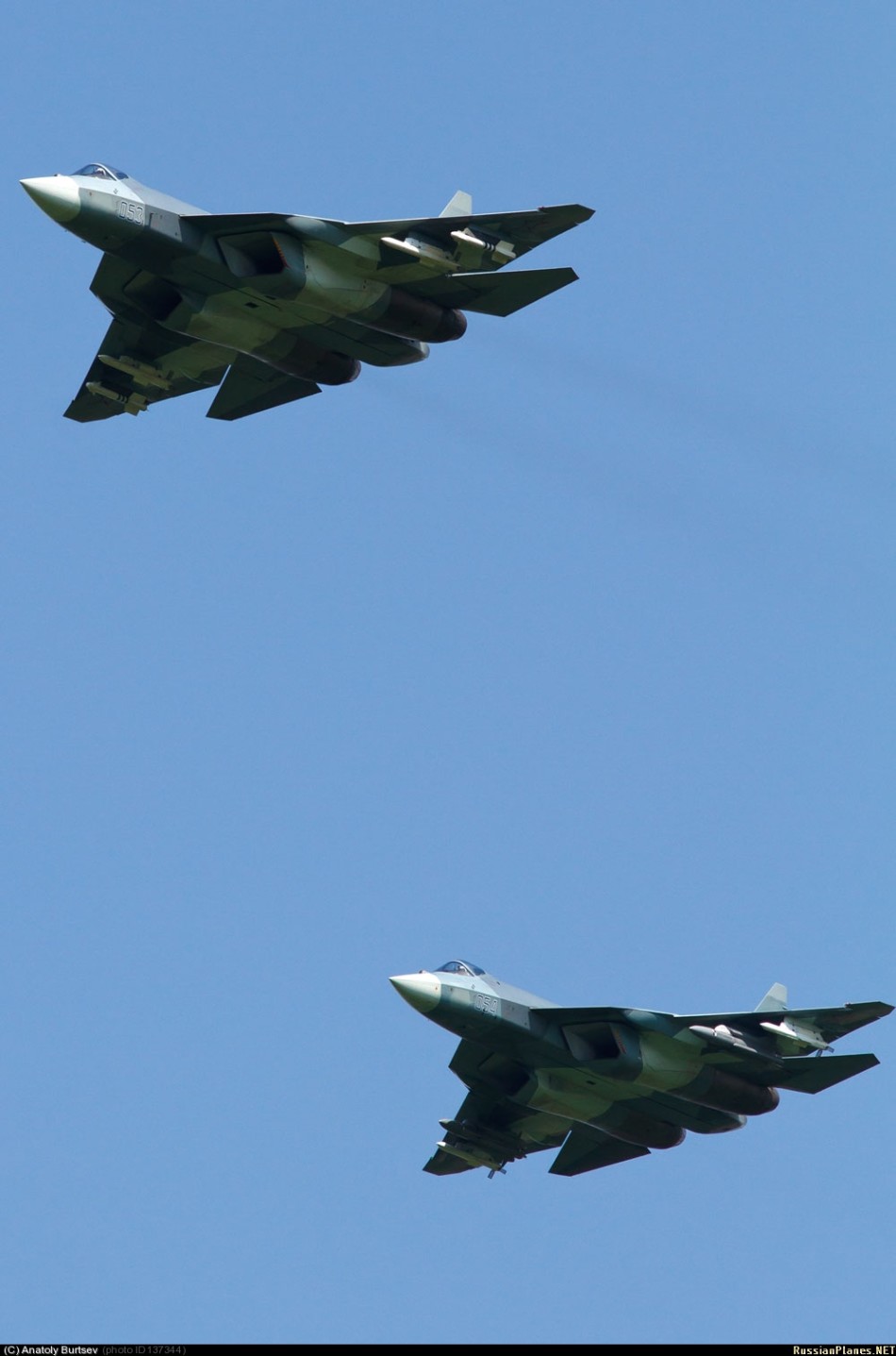 俄T-50双机挂弹玩起空中叠罗汉