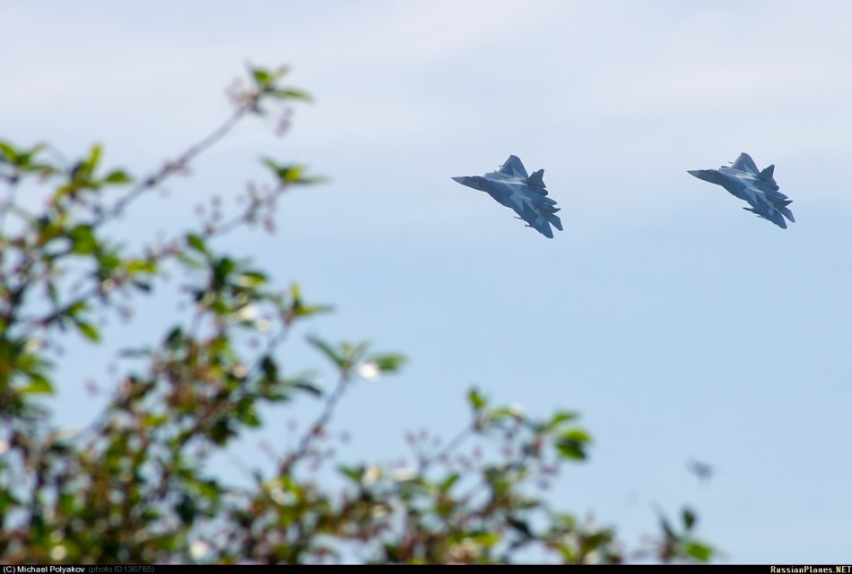 俄T-50双机挂弹玩起空中叠罗汉