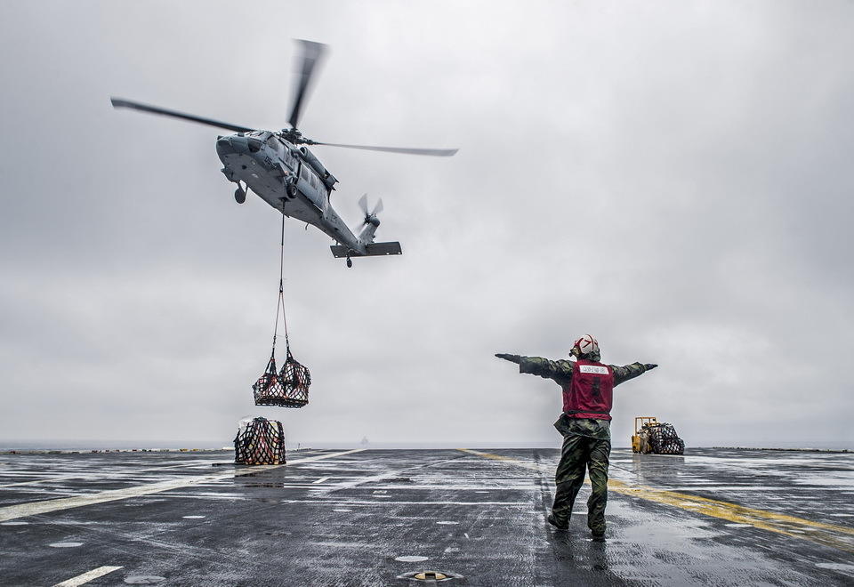 米軍艦載機、日の丸を塗装