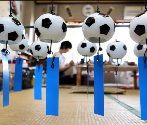 世界杯开幕在即日本盛行“足球风铃”（图）