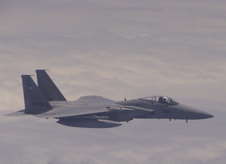 国防部サイト、日本の戦闘機が中国の軍機を追跡する写真を公開
