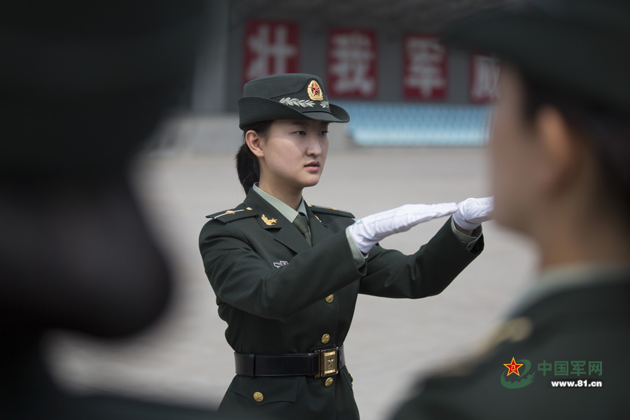 解放軍の女性儀仗兵 外賓を迎える前に姿勢を整える可愛い姿_中国網_日本語