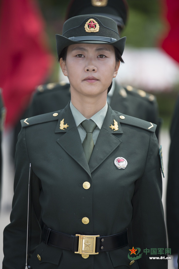 解放軍の女性儀仗兵 外賓を迎える前に姿勢を整える可愛い姿_中国網_日本語