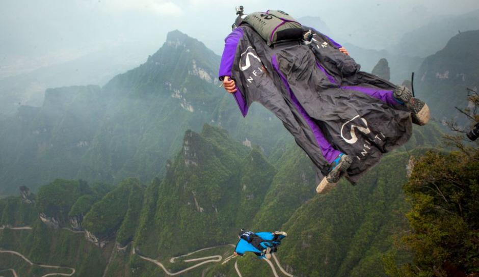 俄罗斯两男子身穿翼装从中国天门山1400米高处跳下
