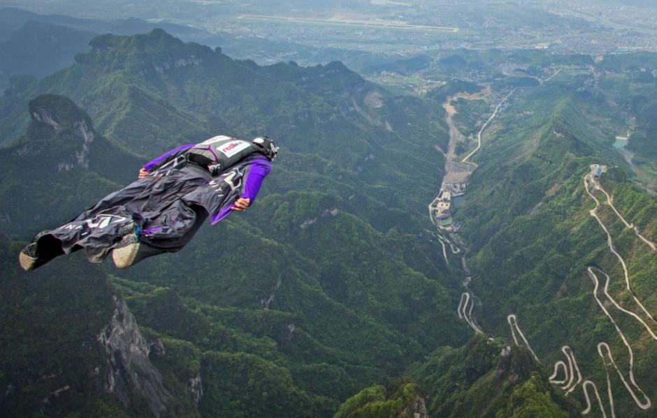 俄罗斯两男子身穿翼装从中国天门山1400米高处跳下