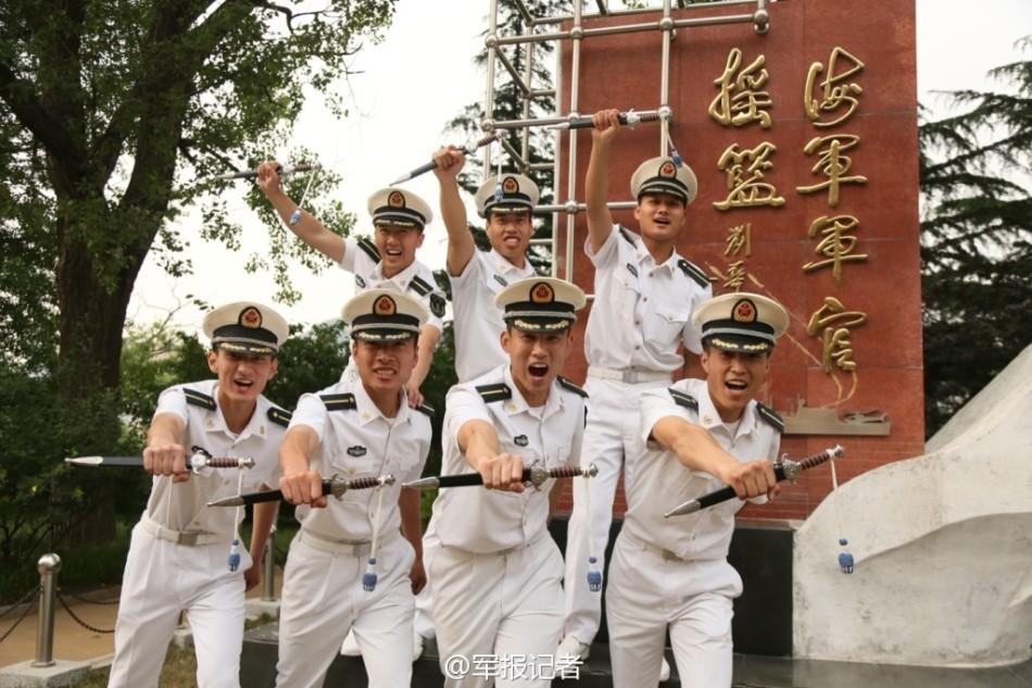 海軍艦艇学院の卒業生、サーベルで卒業を祝福