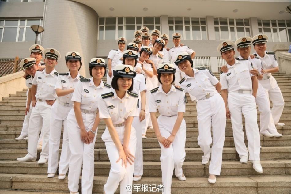 海軍艦艇学院の卒業生、サーベルで卒業を祝福