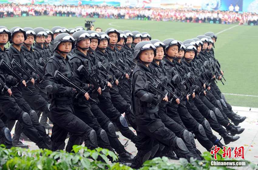 中国初　大学生校庭対テロ機動隊が登場
