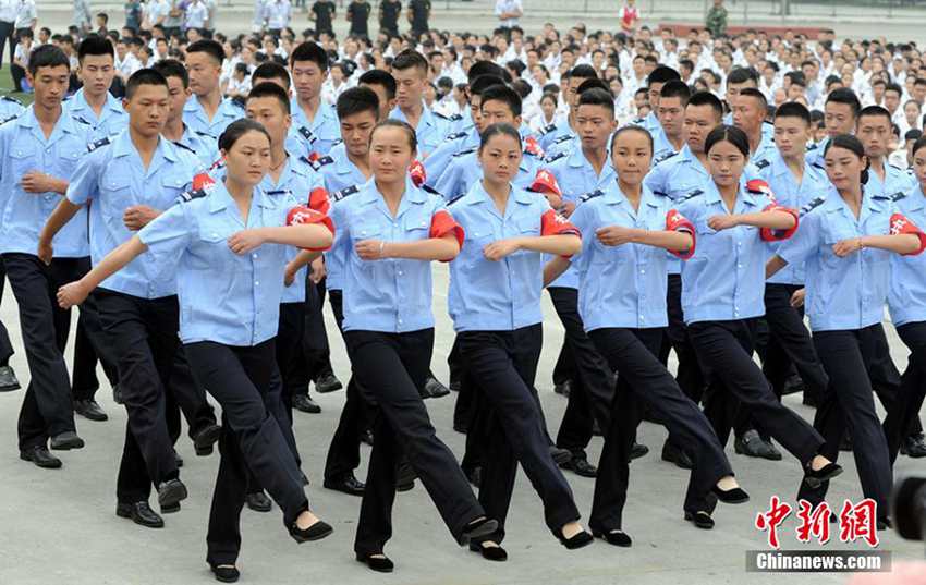 中国初　大学生校庭対テロ機動隊が登場