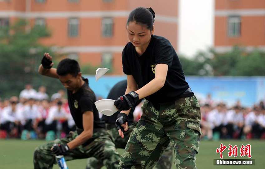 中国初　大学生校庭対テロ機動隊が登場