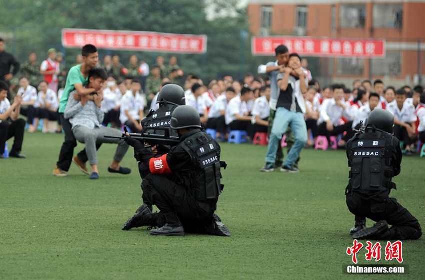 中国初　大学生校庭対テロ機動隊が登場