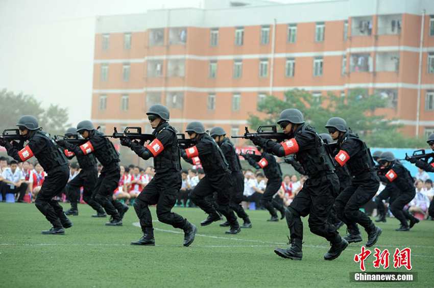 中国初　大学生校庭対テロ機動隊が登場