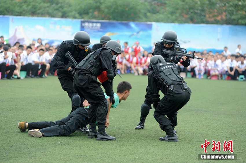 中国初　大学生校庭対テロ機動隊が登場