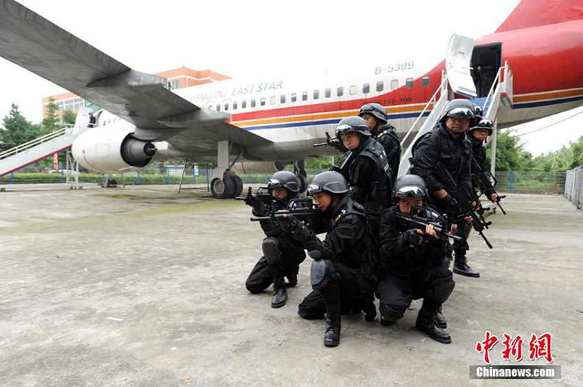 中国初　大学生校庭対テロ機動隊が登場