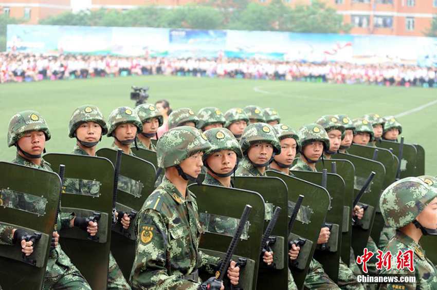 中国初　大学生校庭対テロ機動隊が登場