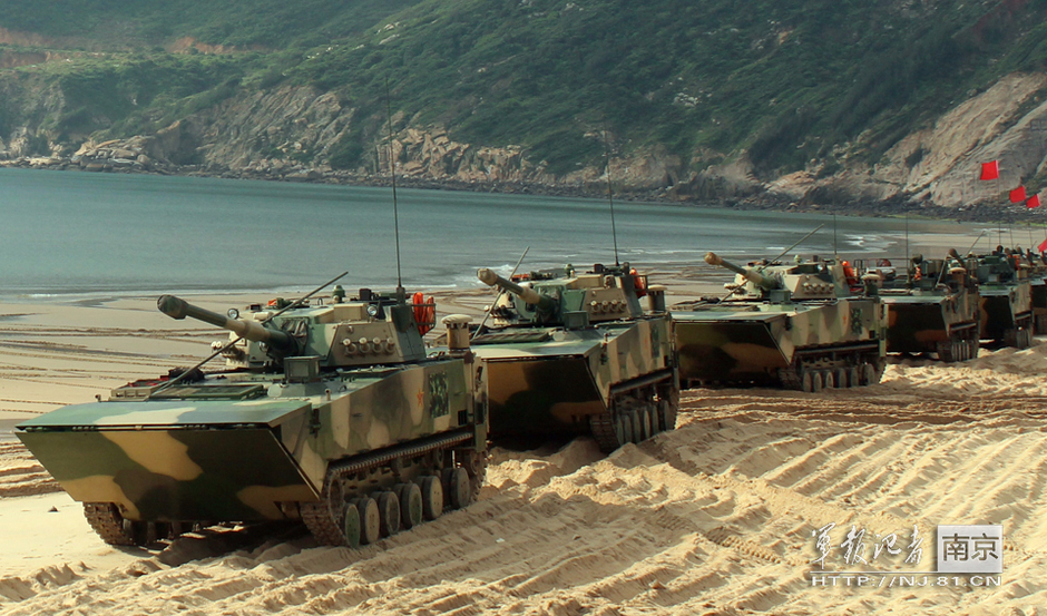 解放軍の水陸両用戦車が海上戦闘を演習