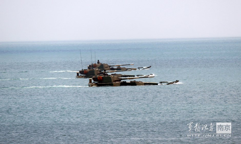 解放軍の水陸両用戦車が海上戦闘を演習