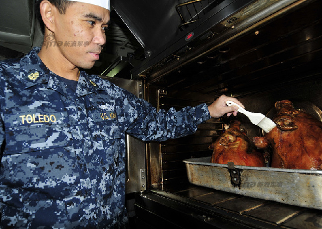 米空母部隊の豊富な食事 子豚の丸焼きなどが食べ放題 中国網 日本語