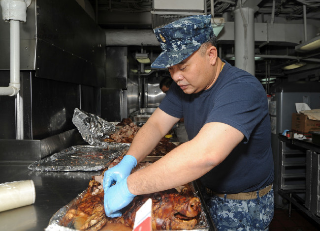 米空母部隊の豊富な食事 子豚の丸焼きなどが食べ放題 中国網 日本語