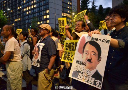 万名日本民众在首相府前示威 要求“纳粹”安倍下台