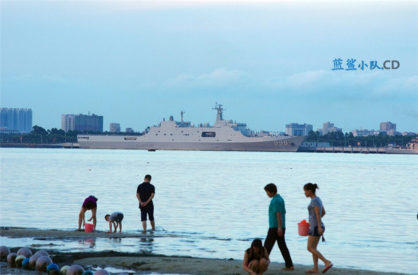 観光客が遊ぶ対岸に解放軍のドック揚陸艦が停泊