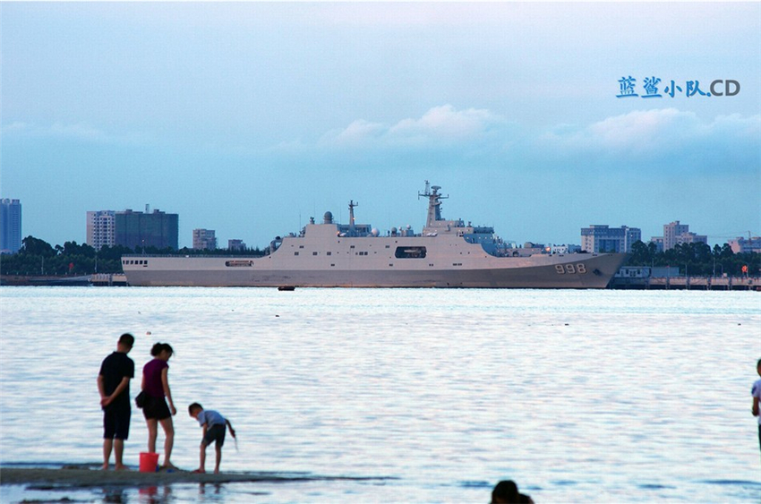 観光客が遊ぶ対岸に解放軍のドック揚陸艦が停泊