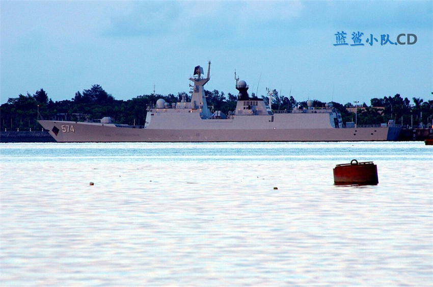 観光客が遊ぶ対岸に解放軍のドック揚陸艦が停泊