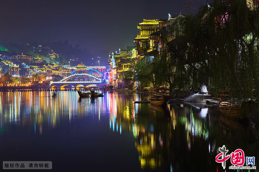  凤凰古城夜景绚丽多姿，流光溢彩。