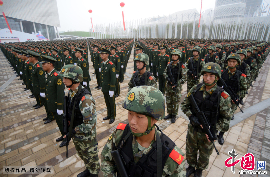 7月29日，武警江苏总队在南京青奥村中心广场举行青奥安保任务宣誓活动。