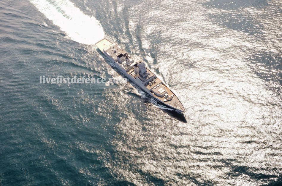 インド国産ミサイル駆逐艦「コルカタ」が海上試験