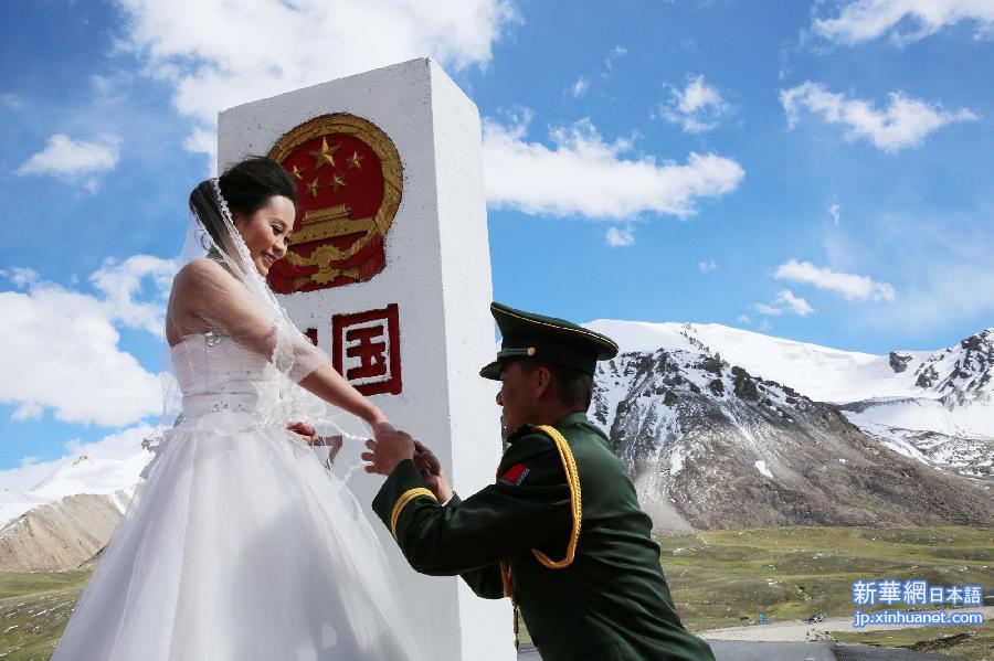 （社会）（3）新疆边防官兵在海拔五千米界碑边举行集体婚礼