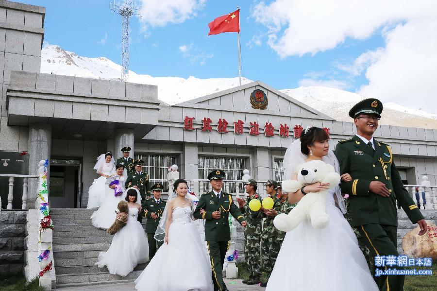 （社会）（2）新疆边防官兵在海拔五千米界碑边举行集体婚礼