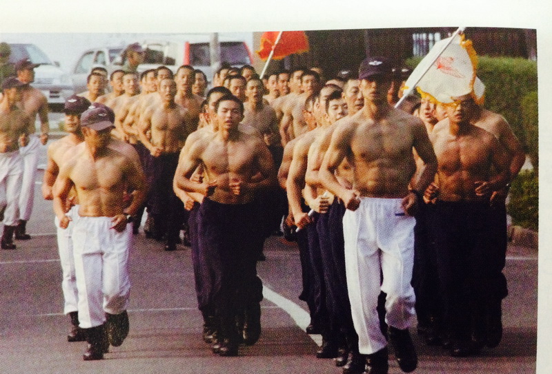 日本自卫队员赤膊训练，图片翻拍自日本2014年度《防卫白皮书》。 人民网驻日本记者刘军国摄