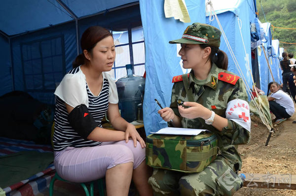 8月8日上午，武警云南总队医院士官护士陈丹婷正在进行问卷调查。
