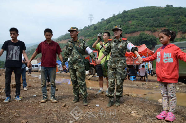 8月8日上午，武警云南总队医院医务人员在龙泉村进行心理游戏。胡约翰摄